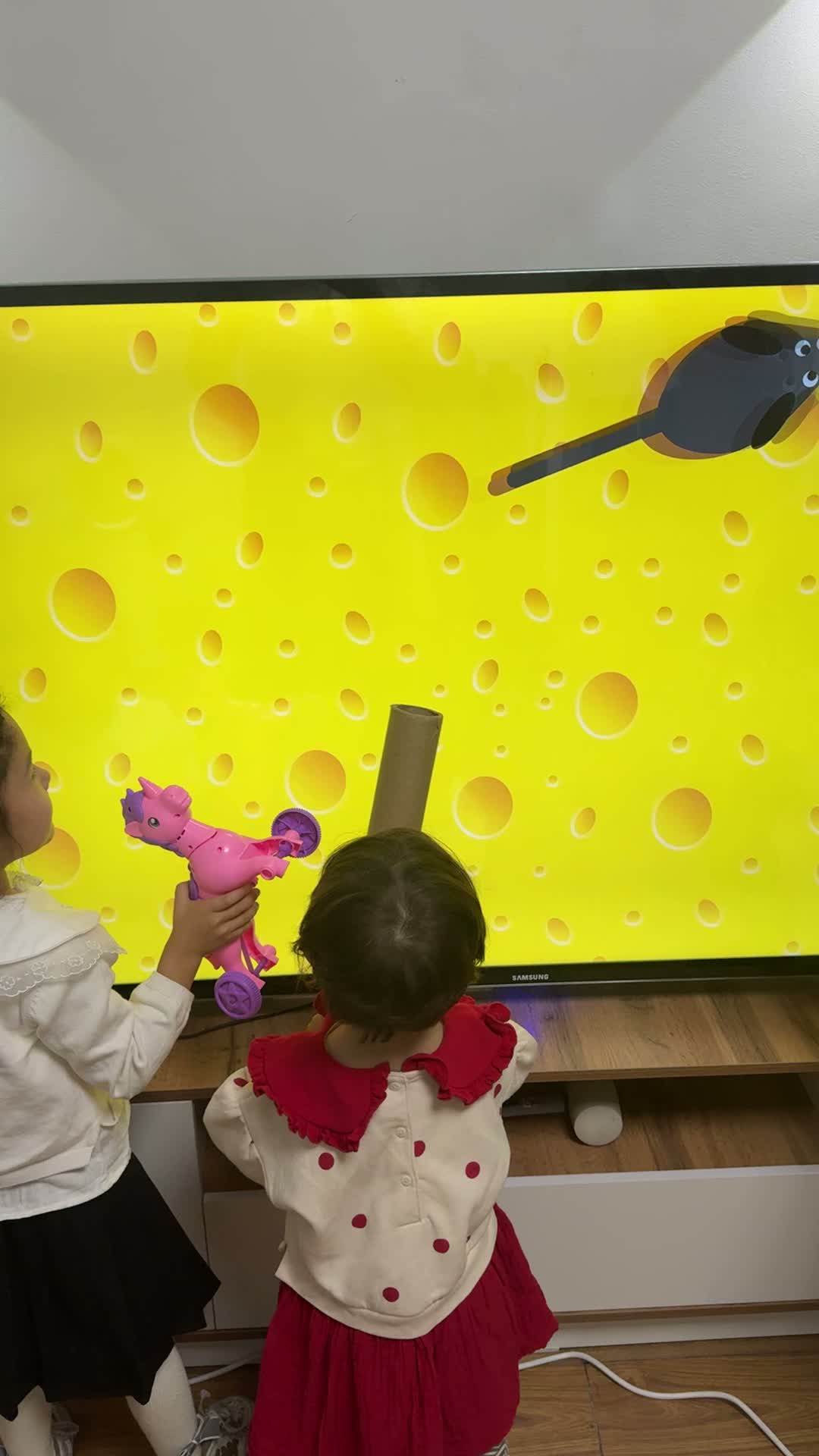 Видео с детьми рядом с телевизором AiTek