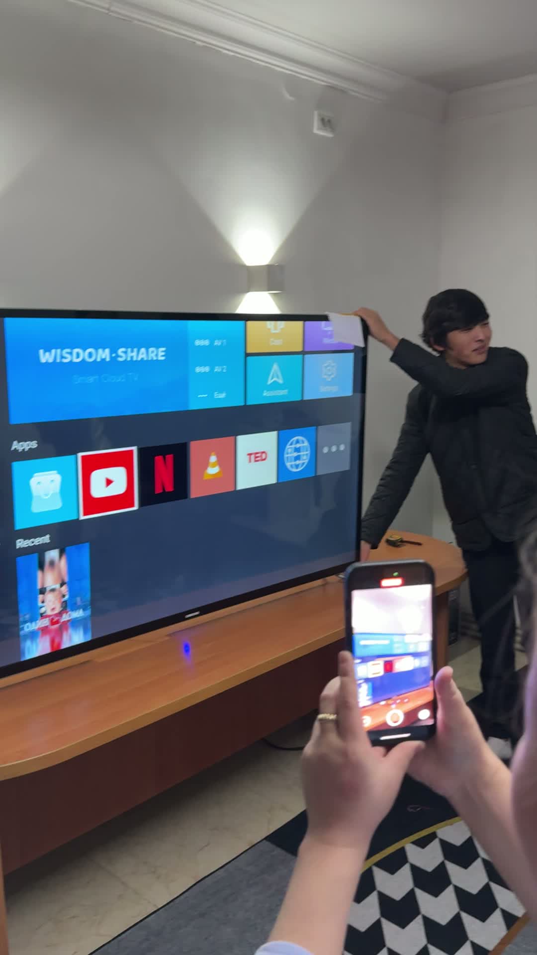 Видео демонстрации телевизора AiTek